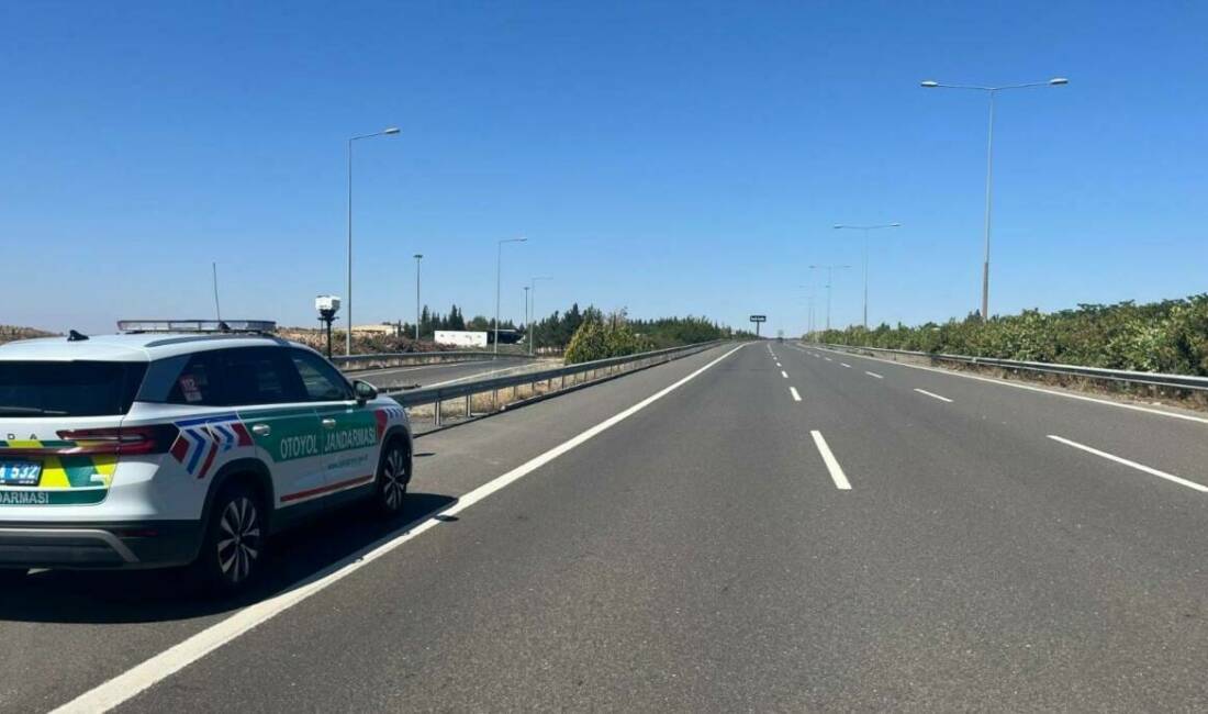 Gaziantep’te jandarma ekipleri, otoyolda çeşitli trafik kurallarını ihlal eden 826