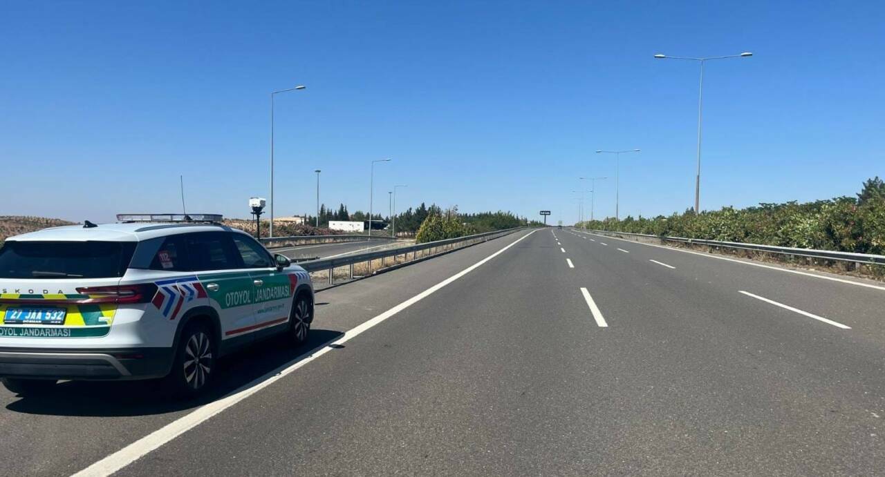 Gaziantep’te jandarma ekipleri, otoyolda çeşitli trafik kurallarını ihlal eden 826
