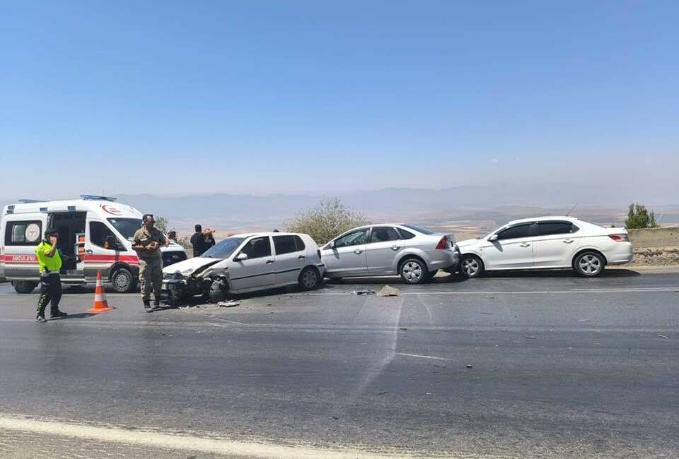 Gaziantep'in Nurdağı ilçesinde meydana gelen zincirleme kazada 4 araç birbirine