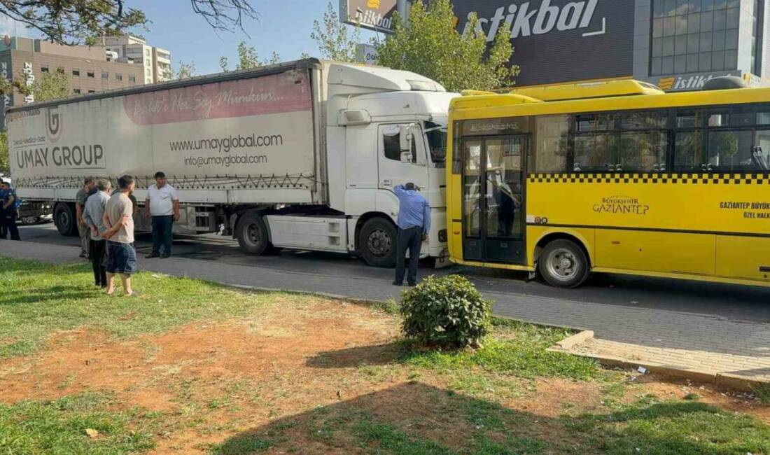 Gaziantep'te bir tırın halk otobüsüne çarpması sonucu meydana gelen kaza,