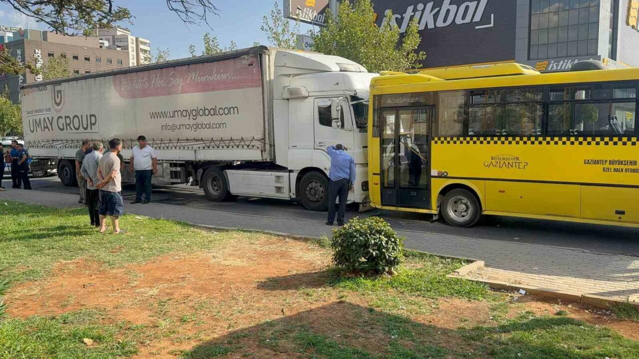 Gaziantep'te bir tırın halk otobüsüne çarpması sonucu meydana gelen kaza,