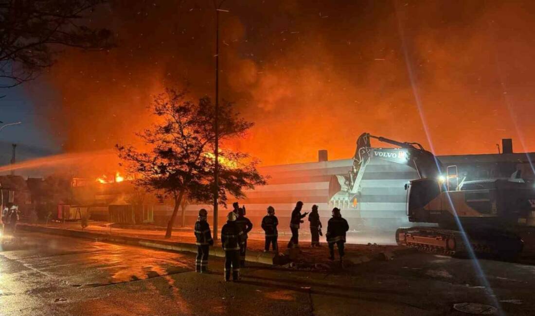 Gaziantep'te bulunan geri dönüşüm fabrikasında çıkan yangın, itfaiye ekiplerinin 7