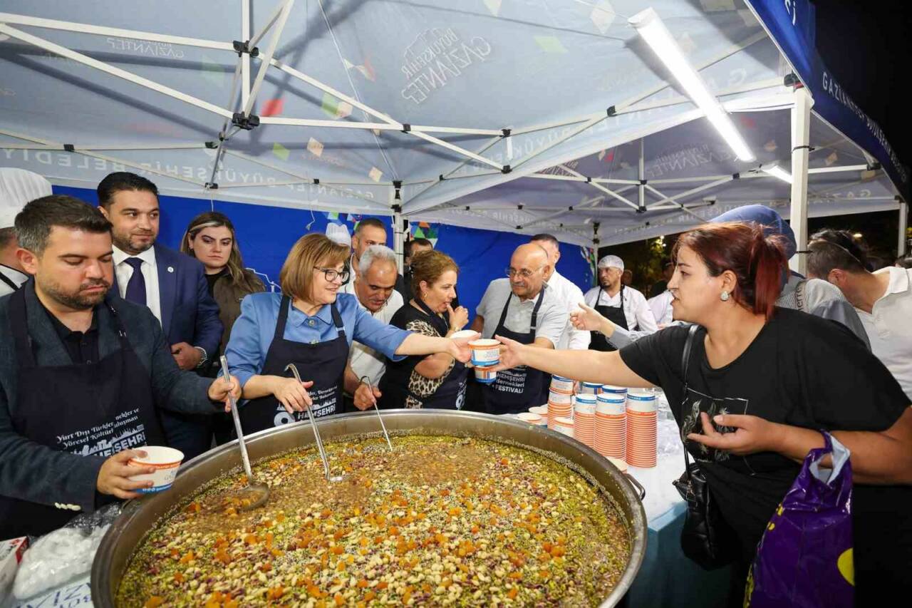 Gaziantep Büyükşehir Belediyesi tarafından düzenlenen Hemşehri Dernekleri Festivali ve Yurt