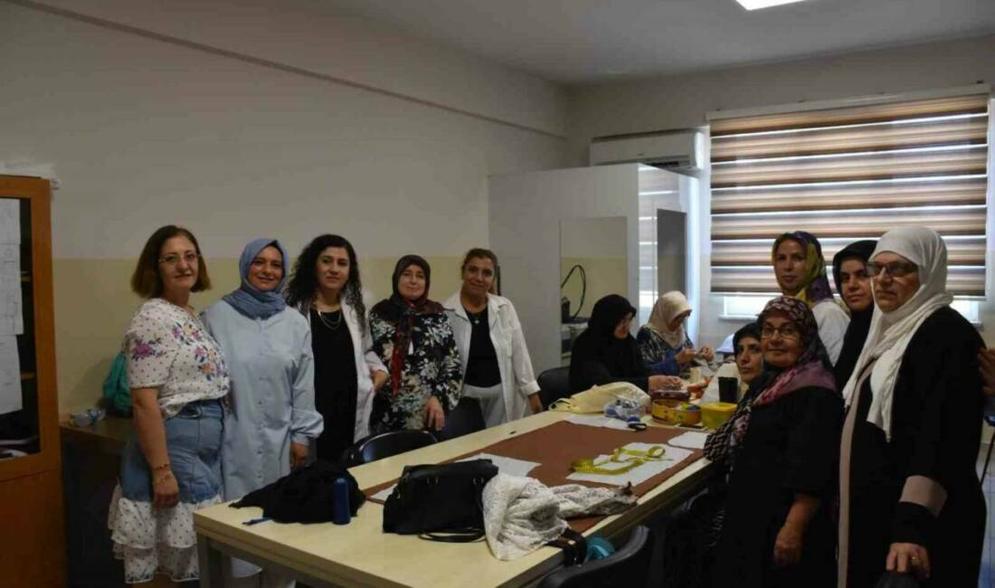 Gaziantep Şahinbey ilçesindeki Binevler Sosyal Tesisi'nde düzenlenen giyim kursuna katılan