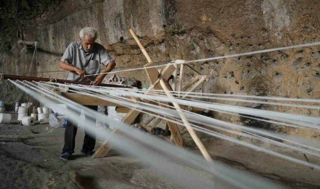 Gaziantep’te asırlardır nemli mağaralarda el yapımı tahta tezgahlarda kendir üretimi
