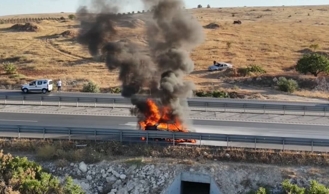 Gaziantep-Nizip karayolunda seyir halindeki bir otomobil aniden alev aldı. Otomobilde