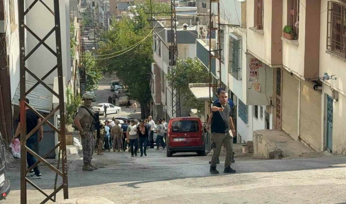 Gaziantep'te, 40 yıl hapis cezasıyla aranan bir firari, eşini darp