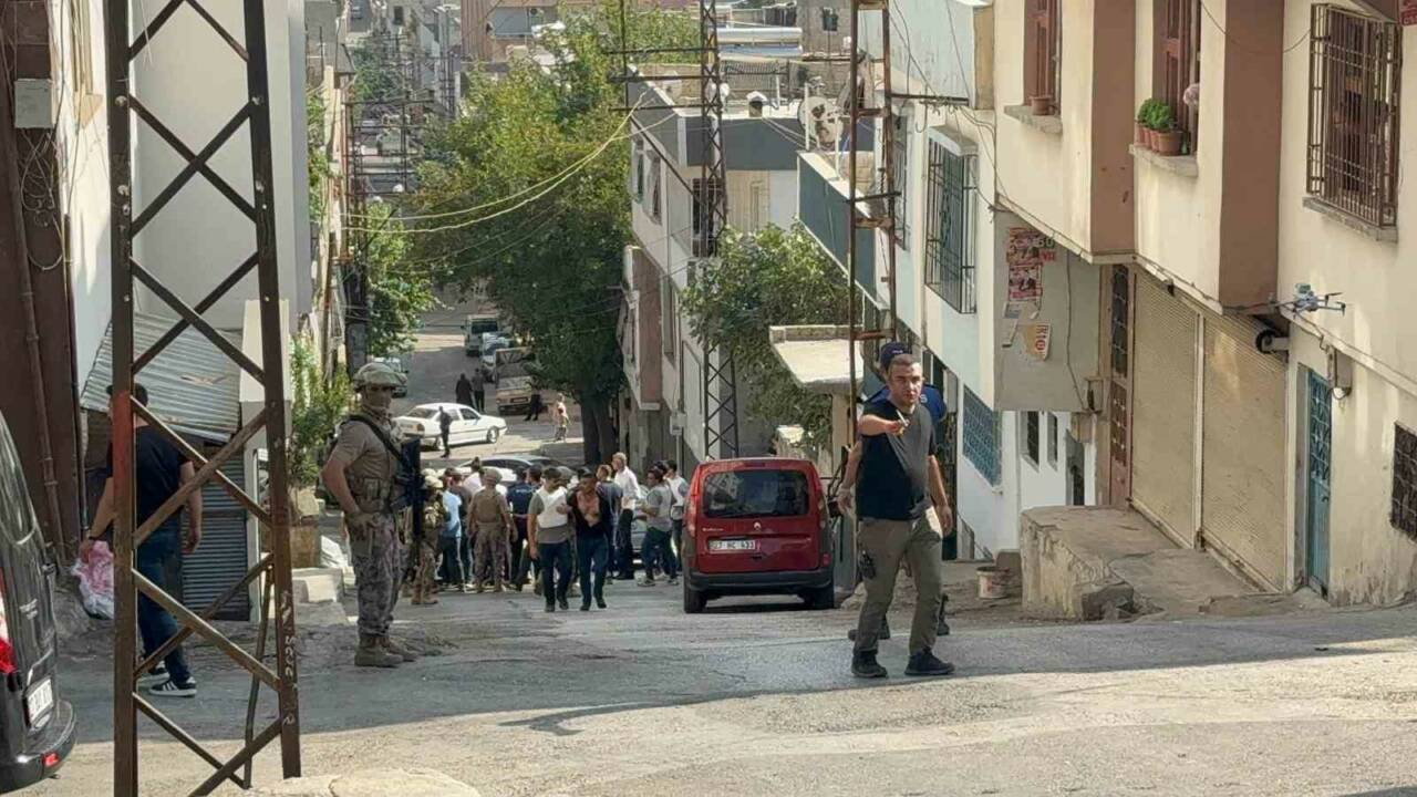 Gaziantep'te, 40 yıl hapis cezasıyla aranan bir firari, eşini darp
