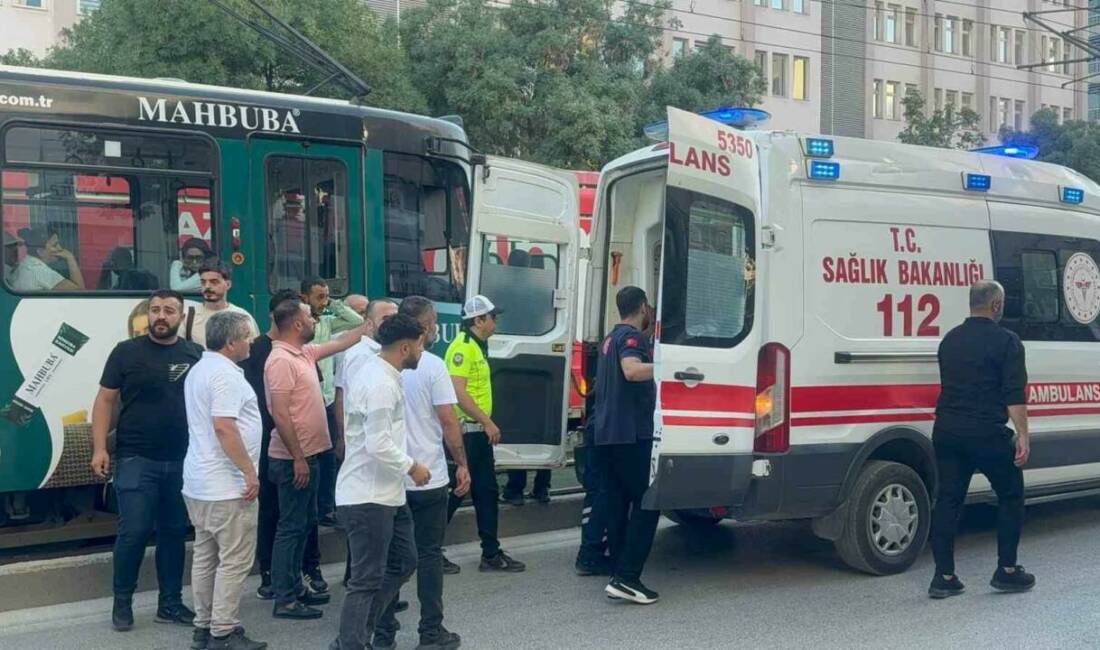 Tramvayın Gaziantep’te yolun karşı tarafına geçmeye çalışan bir kişiye çarpması