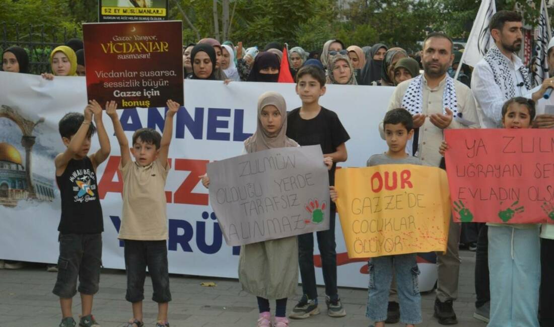Siirt'te "Gazze Ölüyor, Ayağa Kalk" adı altında düzenlenen eylemde, Gazze'deki