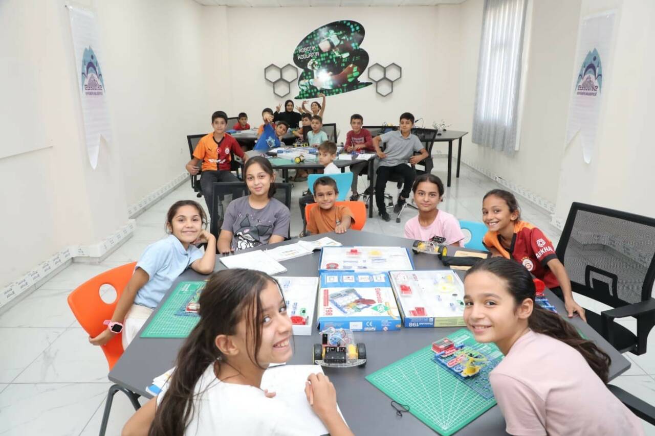 Eyyübiye Belediye Başkanı Mehmet Kuş, Süleymanşah Gençlik Merkezi'ni ziyaret ederek