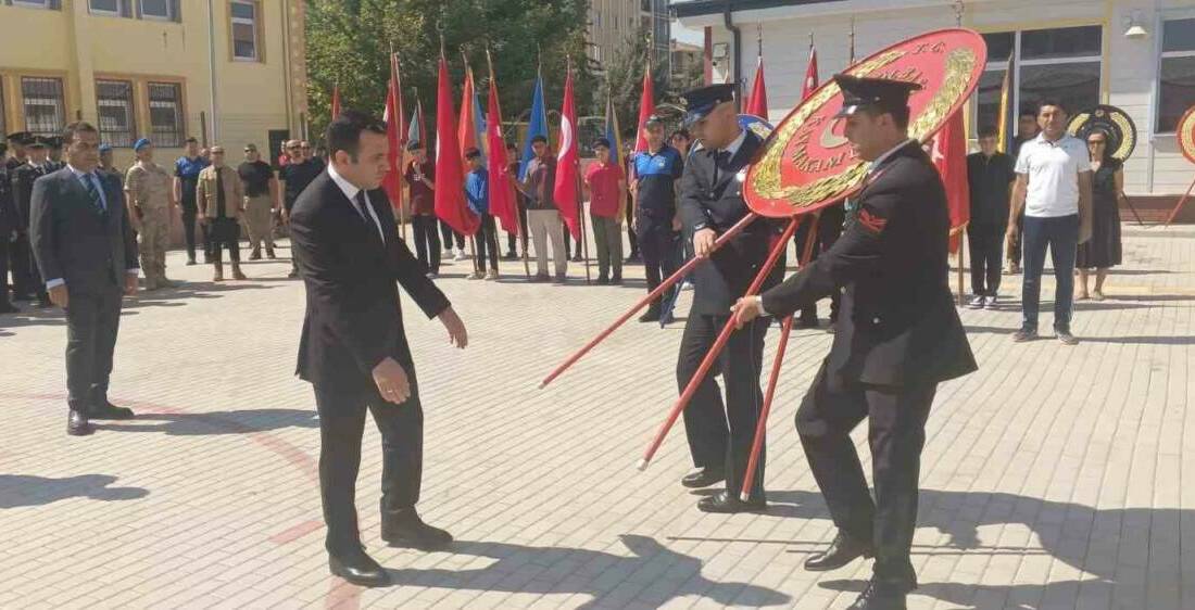Adıyaman’ın Gölbaşı ilçesinde 30 Ağustos Zafer Bayramı, Atatürk Anıtı’na çelenk