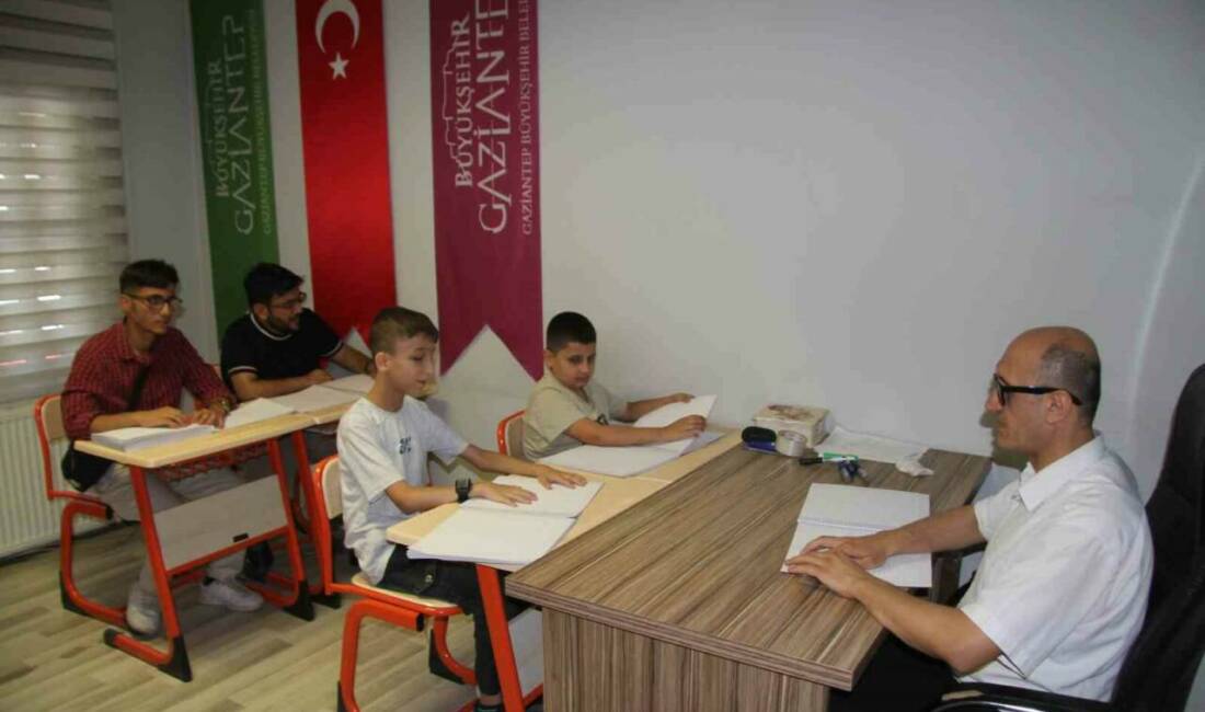 Gaziantep'te görme engelliler için açılan Kur'an-ı Kerim kursuna katılan öğrenciler,