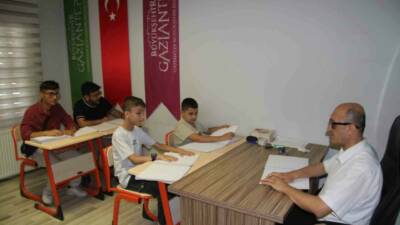 Gaziantep'te görme engelliler için açılan Kur'an-ı Kerim kursuna katılan öğrenciler,