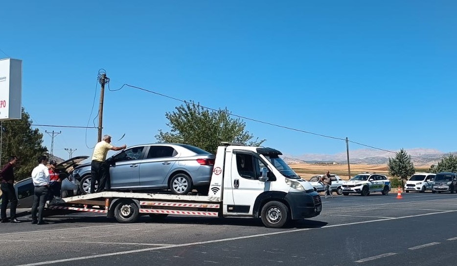 Adıyaman'ın Kahta ilçesinde hafif ticari araç ile otomobilin çarpışması sonucu