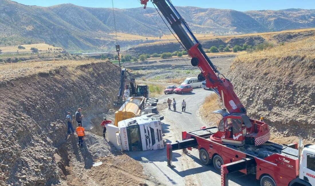 Adıyaman'da hafriyat yüklü kamyonun devrilmesi sonucu bir kişi yaralandı. Kamyonun