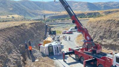 Adıyaman'da hafriyat yüklü kamyonun devrilmesi sonucu bir kişi yaralandı. Kamyonun