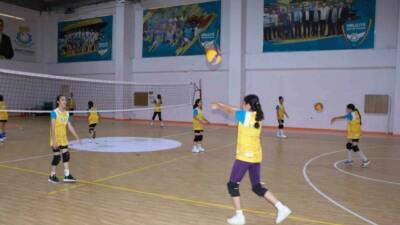Haliliye Belediyesi, gençlere yönelik voleybol kursları düzenleyerek sportif gelişimlerine destek