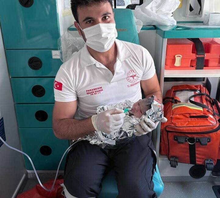 Hastaneye götürülürken ambulansta doğum yaptı Selahattin Eyyübi Mahallesi'nden Şanlıurfa Eğitim Araştırma Hastanesi'ne sevk edilen hamile