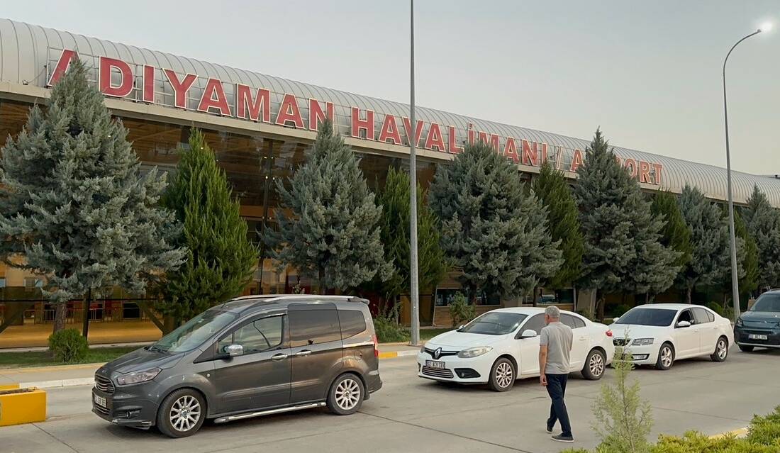 Adıyaman'da bir kişi havalimanında husumetli olduğu kişiye silahlı saldırı düzenledi.