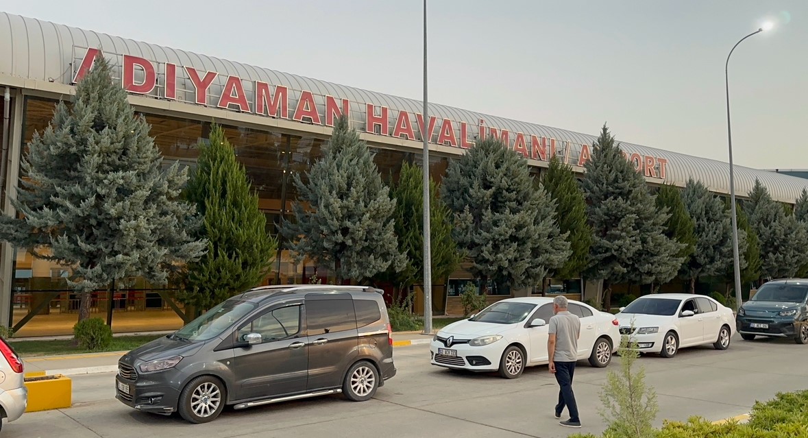 Adıyaman'da bir kişi havalimanında husumetli olduğu kişiye silahlı saldırı düzenledi.