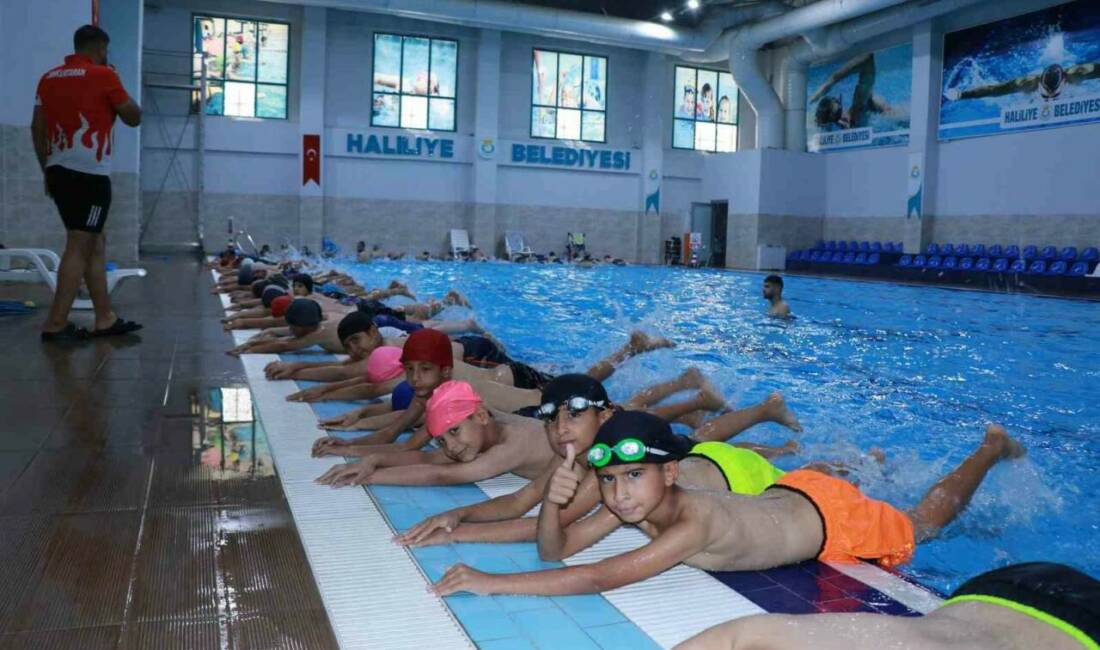 Haliliye Belediyesi'nin yaz spor okulları kapsamındaki ücretsiz havuz kursu yaz