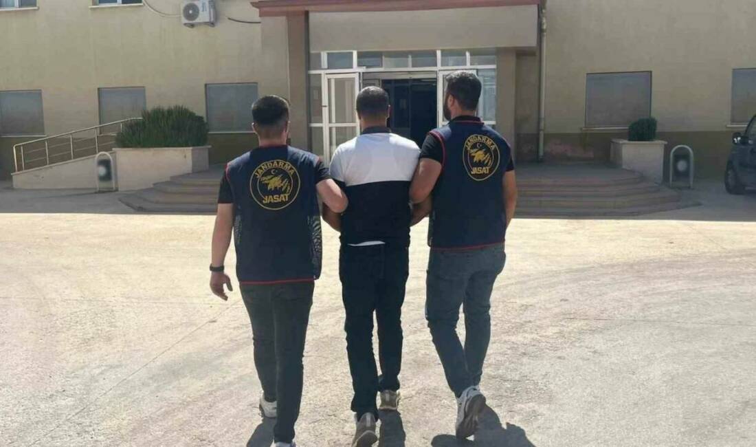 Hırsızlık suçundan kesinleşmiş hapis cezasıyla aranan şahıs yakalandı Gaziantep'te hırsızlık suçundan aranan ve 15 yıl kesinleşmiş hapis cezası