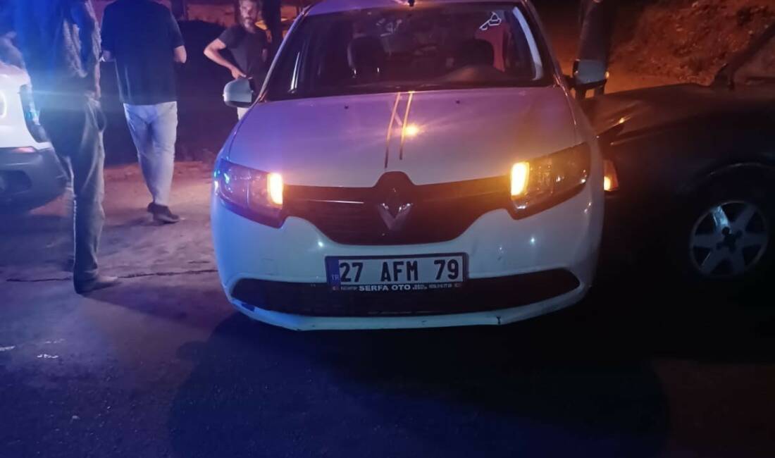 Adıyaman'ın Gölbaşı ilçesinde meydana gelen trafik kazasında, iki otomobilin çarpışması