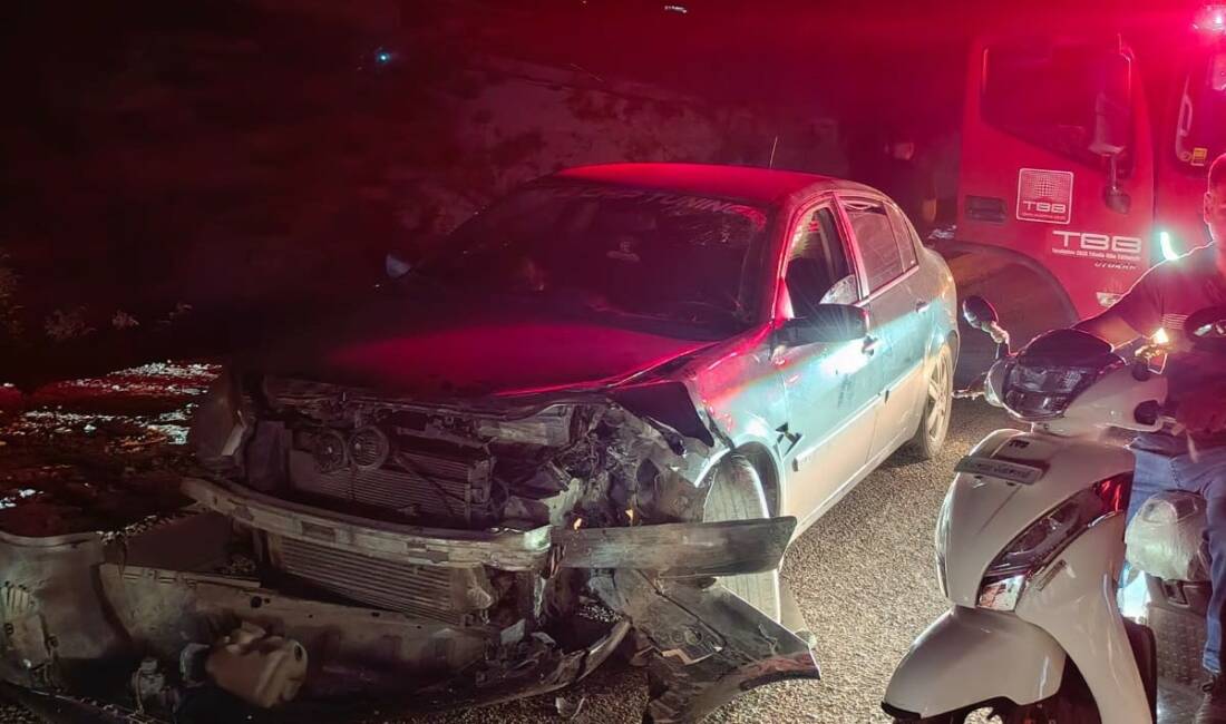 Besni ilçesinde meydana gelen trafik kazasında iki otomobil çarpıştı ve