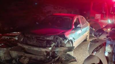 Besni ilçesinde meydana gelen trafik kazasında iki otomobil çarpıştı ve