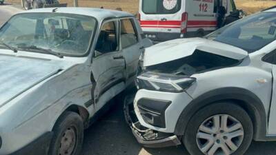 Adıyaman'da meydana gelen kazada iki otomobil çarpıştı ve 5 kişi