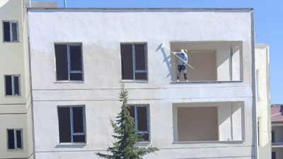 Adıyaman'da bir apartmanda iş güvenliği kurallarına uymadan çalışan bir işçinin