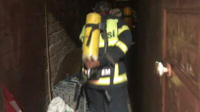 Besni ilçesinde bulunan bir iş yerinde çıkan yangın, itfaiye ekiplerinin