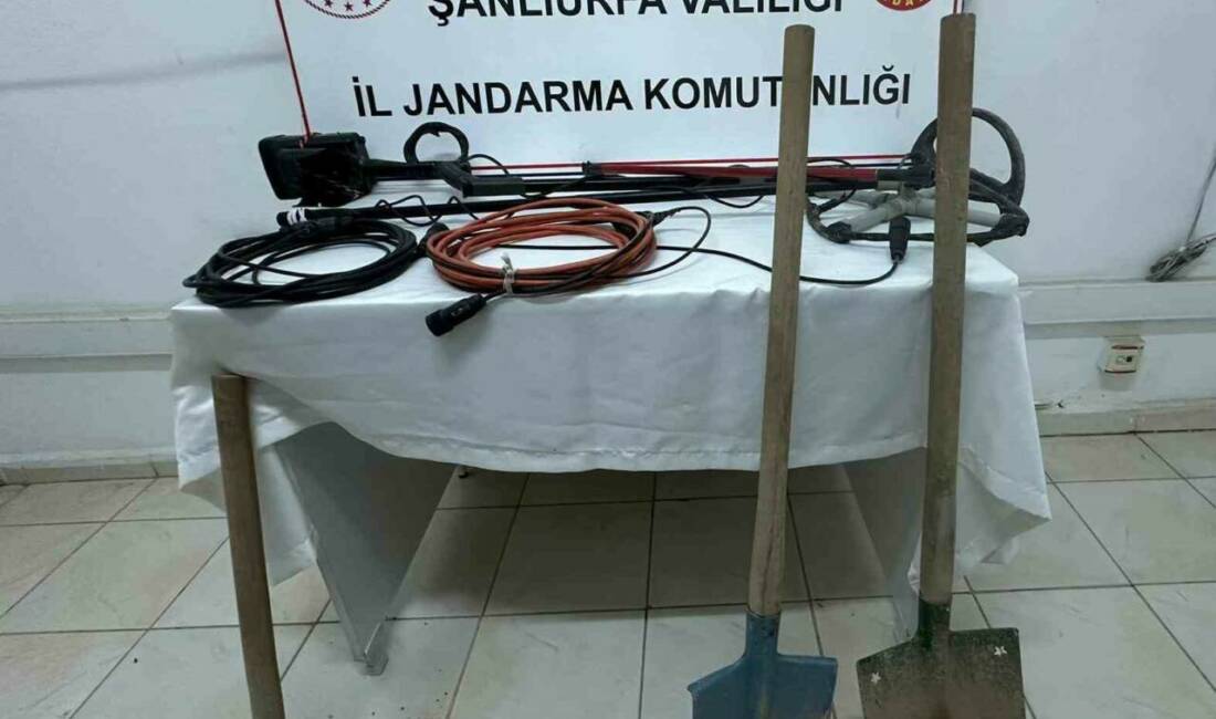 Jandarmadan definecilere suçüstü: 4 gözaltı Şanlıurfa'nın Suruç ilçesinde define arayan 4 zanlı, jandarma ekipleri tarafından