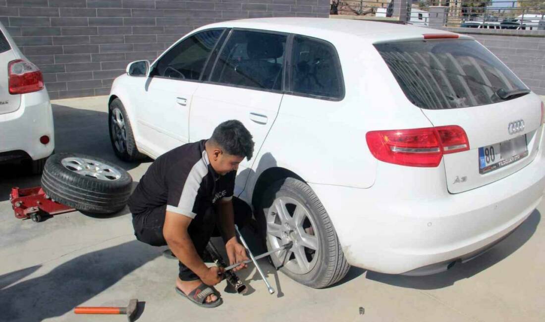 Şanlıurfa'da avukat bir kadının park halindeki otomobilinin lastikleri gece yarısı