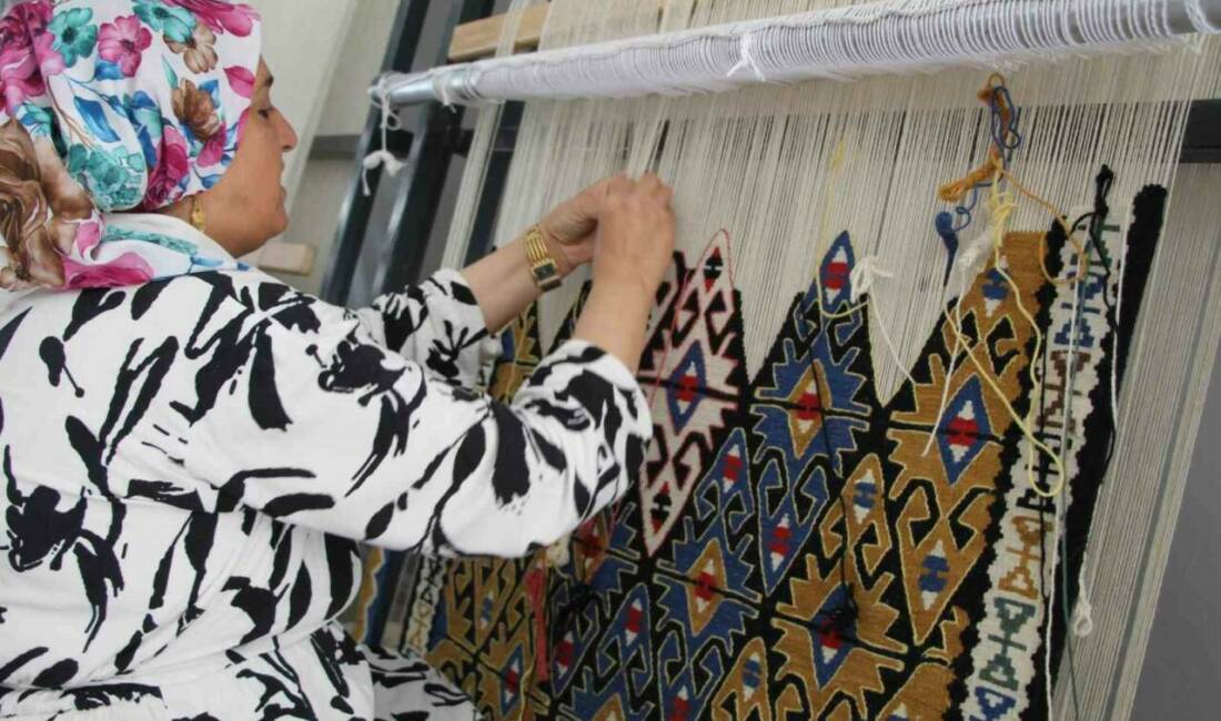 Şırnak'ta kadınlar, yöresel Jirki kilimi dokuyarak istihdam ediliyor ve kültürel