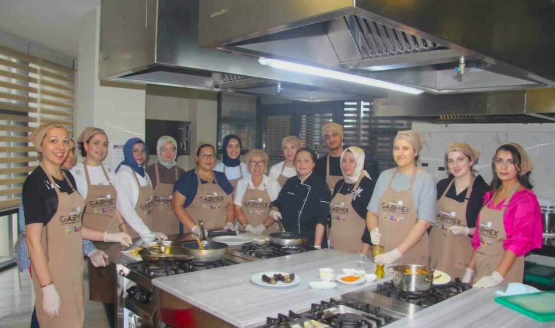 Gaziantep'te açılan yiyecek içecek bölümü kursunda kadınlar, dünya mutfağına ait