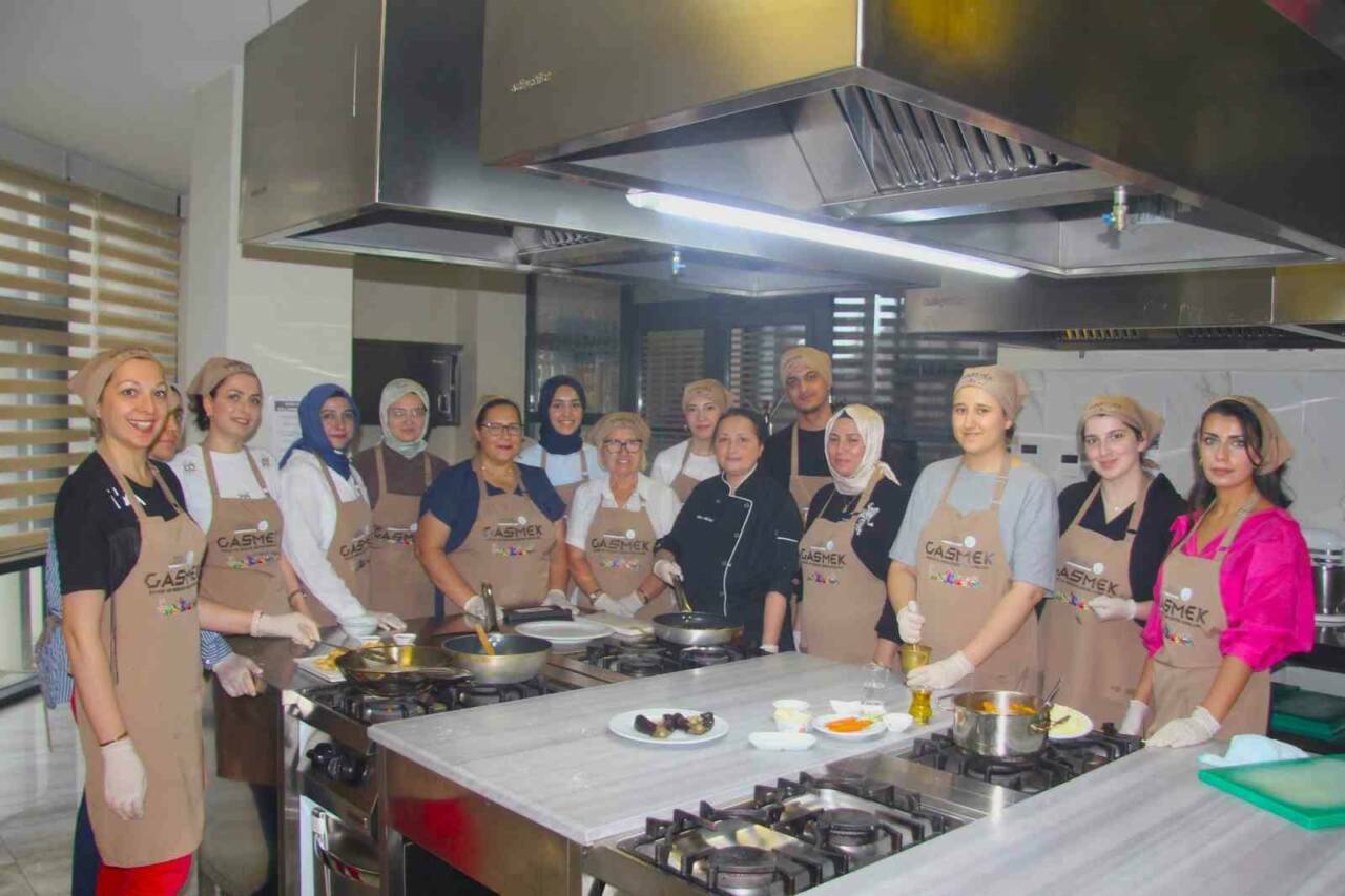 Gaziantep'te açılan yiyecek içecek bölümü kursunda kadınlar, dünya mutfağına ait