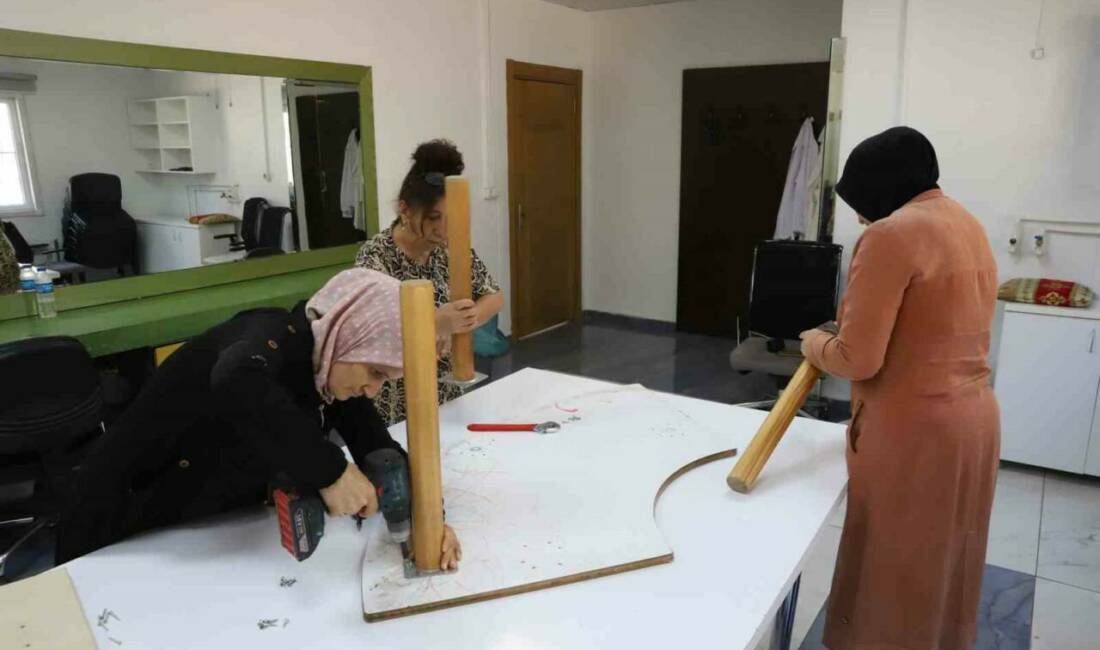 Diyarbakır Büyükşehir Belediyesi, kadınların teknik becerilerini geliştirmek amacıyla başlattığı mobilya