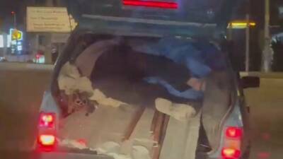 Adıyaman'da, bir kişinin bagajın açık kapağında yolculuk yaparak yükün üstünde