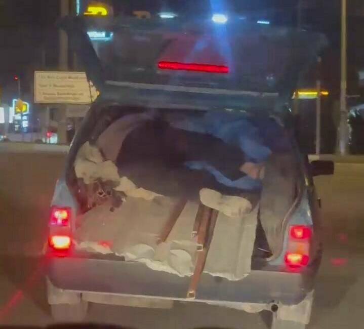 Adıyaman'da, bir kişinin bagajın açık kapağında yolculuk yaparak yükün üstünde