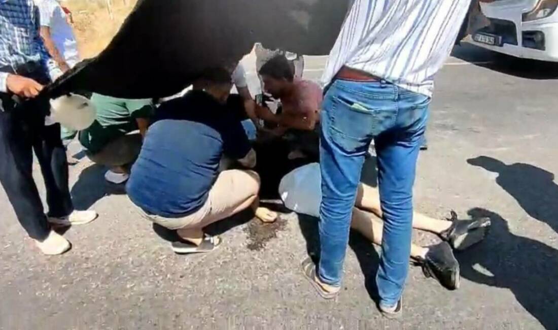 Gaziantep'te Tesla marka bir otomobile kasko yaptırmak için fotoğraf çekmeye