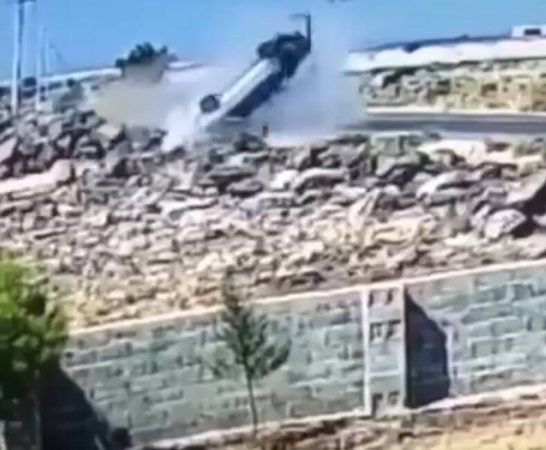 Şanlıurfa'nın Viranşehir ilçesinde, Değim Mahallesi'nde meydana gelen trafik kazasında otomobil