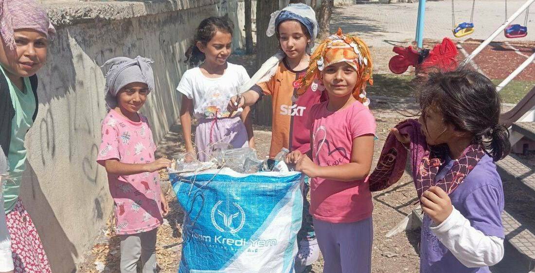 Çayıraltı köyünde yaz Kur'an kursuna katılan çocuklar, köyde temizlik yaparak