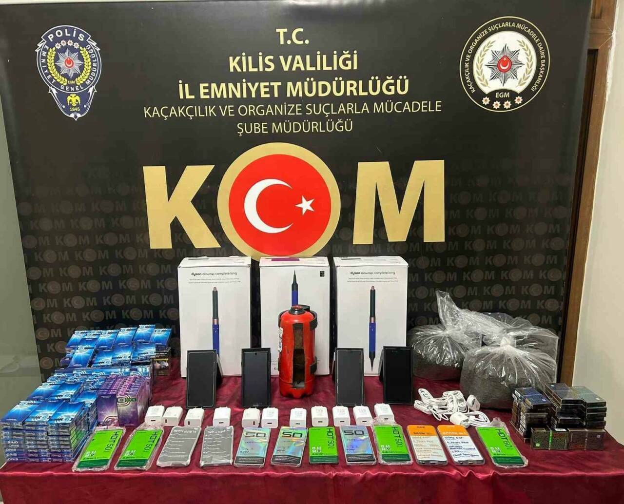 Kilis'te polis ekipleri tarafından durdurulan bir araçta yapılan aramada çok