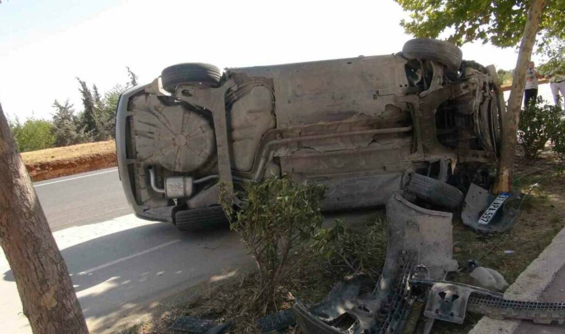Kilis'te Sevim Mansur Kavşağı'nda meydana gelen trafik kazasında iki otomobil