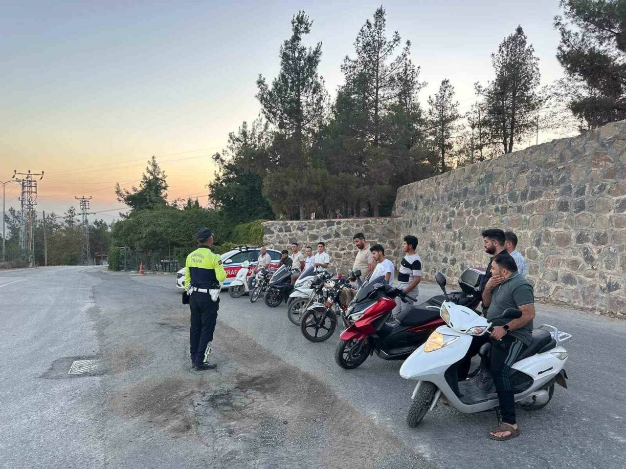 Kilis’te motosiklet ve motorlu bisiklet sürücülerine yönelik trafik denetimi gerçekleştirildi.