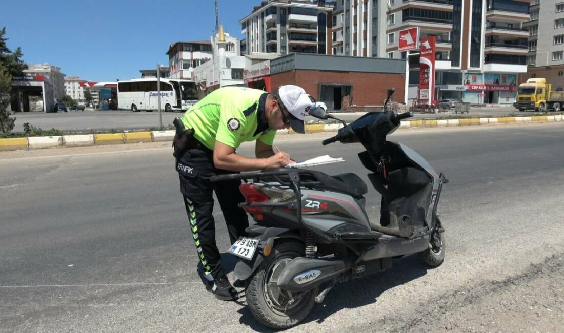 Kilis çevre yolunda meydana gelen kazada otomobil ile motosiklet çarpıştı.