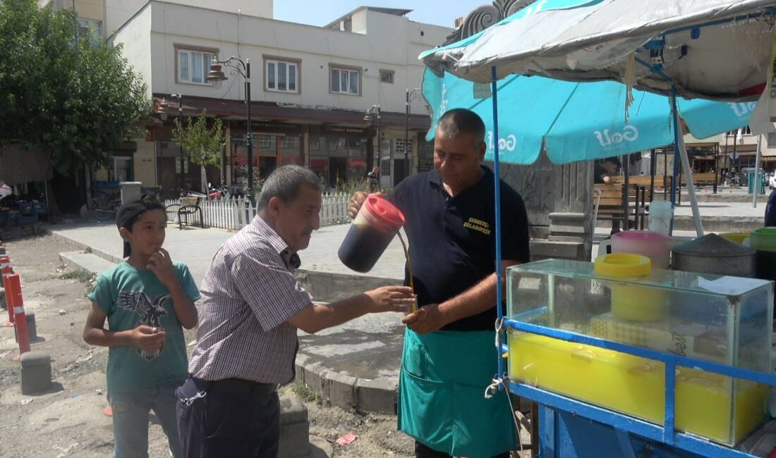 Kilis'te yaz aylarının vazgeçilmezi olan meyan kökü şerbeti, serinletici etkisi