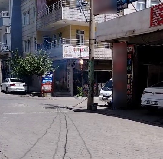 Kahta ilçesinde meydana gelen elektrik hattı kopması sonucunda paniğe neden